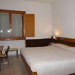 Holidays ホテル ロッカラーゾ